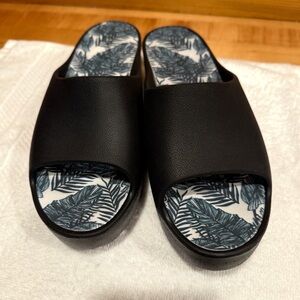 Baretraps Black Slide Sandals with Leaf Print Insole Sz 8